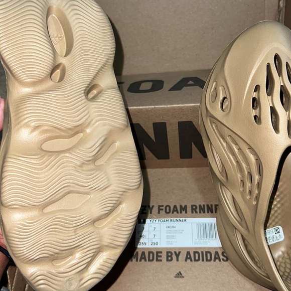 YEEZY FOAM RNNR - Men’s 7/ Women’s 8.5 - Picture 2 of 3